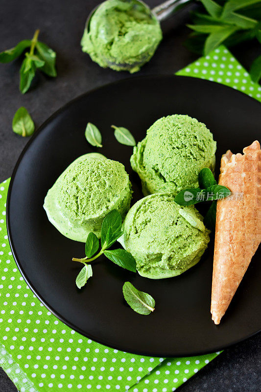 以罗勒和薄荷为背景，自制绿色冰淇淋。夏天的甜点。