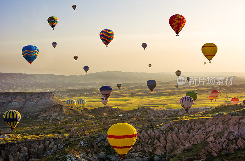 卡帕多西亚的旅游胜地——气球飞行。卡帕多西亚是世界上最适合乘坐热气球的地方之一。Goreme,卡帕多西亚,土耳其