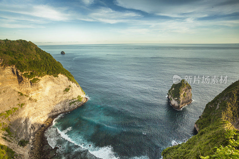 努沙佩尼达岛海岸线。印尼