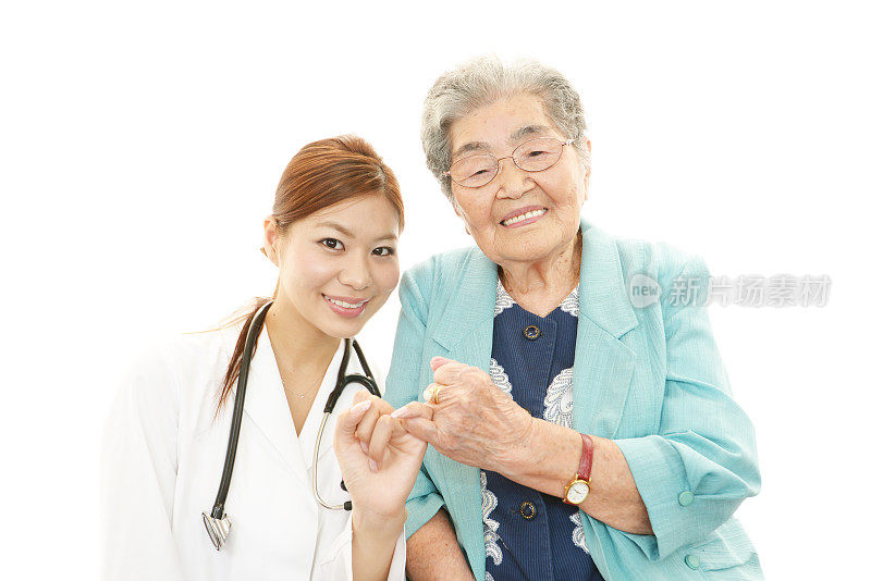 友好的亚洲医生和年长妇女
