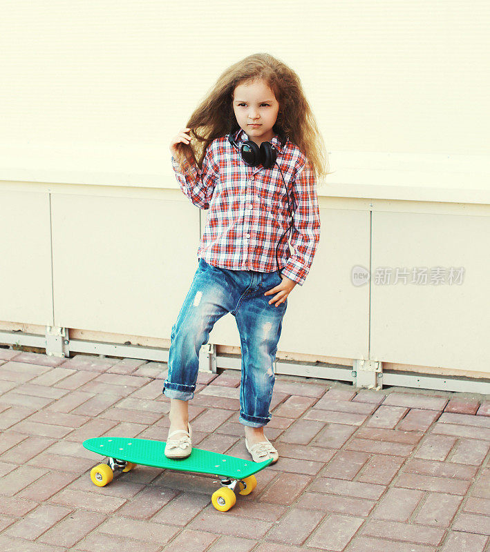 时尚小孩概念-时尚的小女孩与滑板