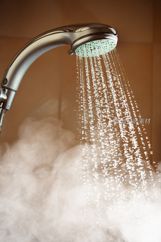 用流动的水和蒸汽淋浴
