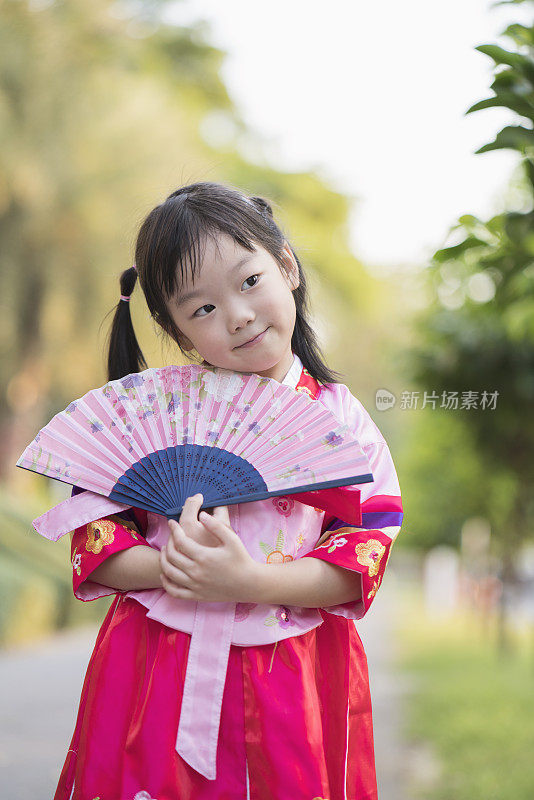 穿着传统韩服的韩国小孩