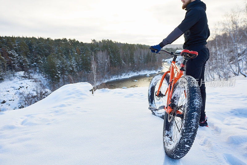 冬季自行车手感觉自由