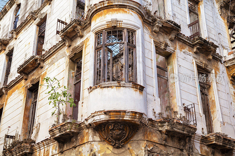 古巴哈瓦那传统殖民风格的破旧建筑