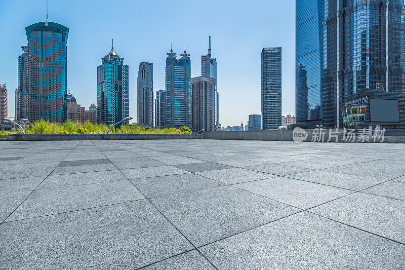 空砖地板与城市天际线背景在上海