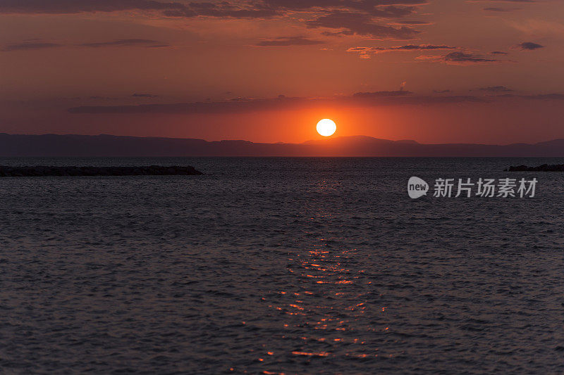 海滩海岸的夏季镇海滩在日落阿瓦里克在巴利克西尔土耳其