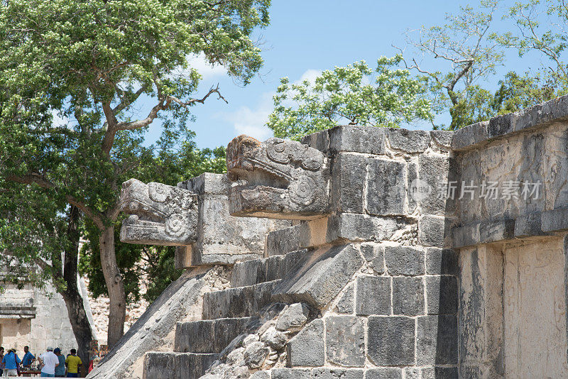 奇琴伊察玛雅遗址的蛇头石雕