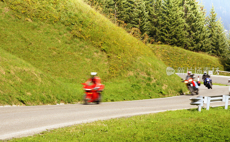 在欧洲阿尔卑斯山的山路上骑摩托车的人