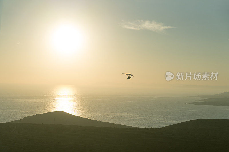 夕阳下的微光飞行