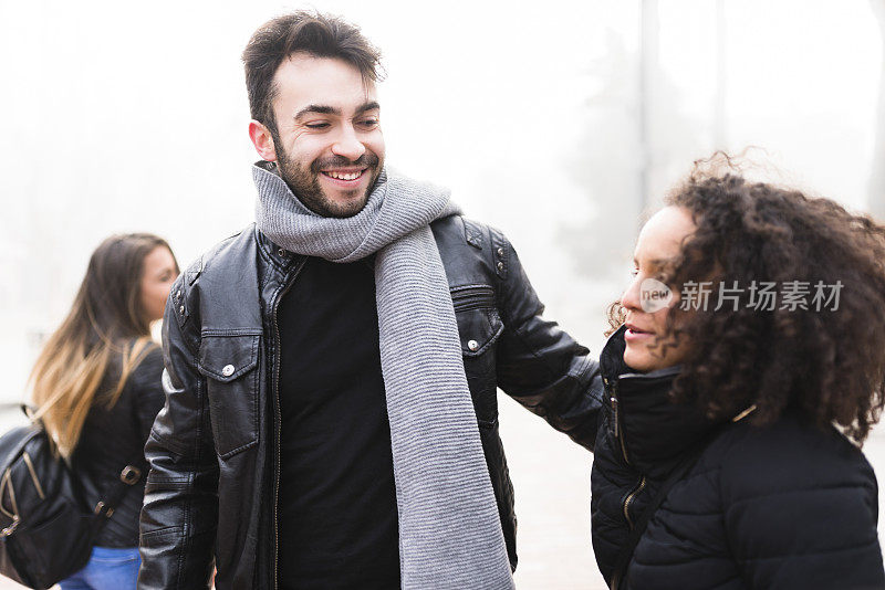 鬈发女人和她的异母兄弟姐妹