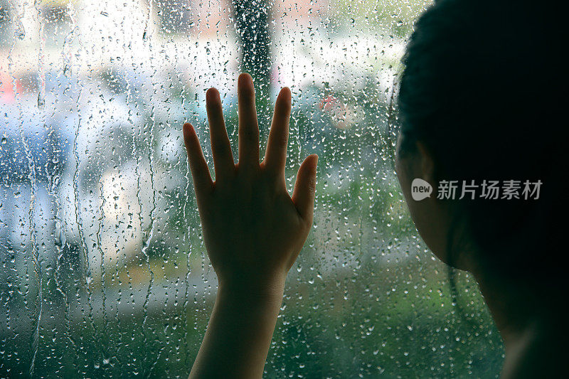 雨天用手触摸窗户