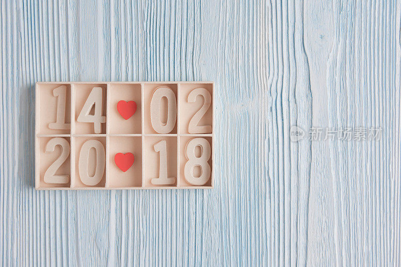 木块日历显示日期，月和年与两颗红心。