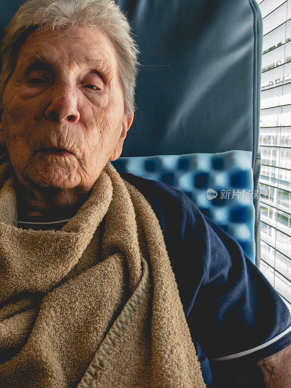 老年妇女在疗养院患有阿尔茨海默氏症