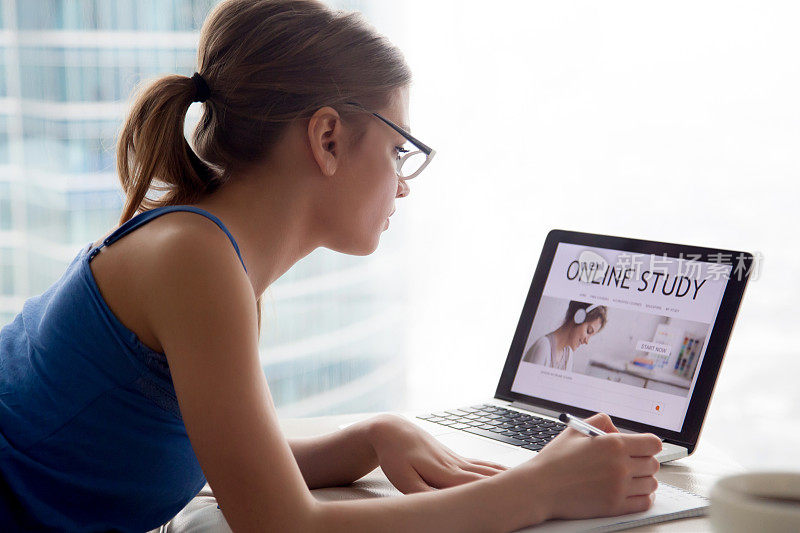 女性使用笔记本电脑在网上学习在线教育课程