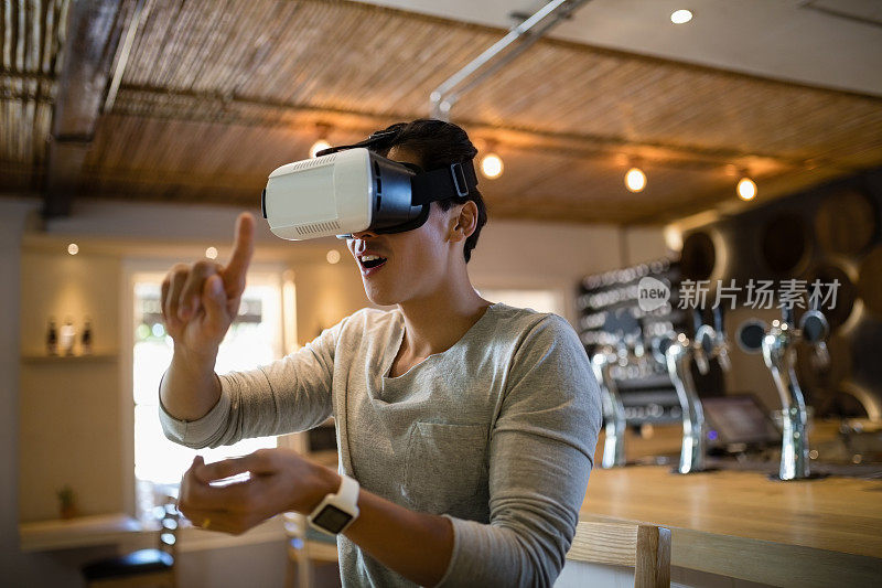 在餐厅使用虚拟现实头盔的人