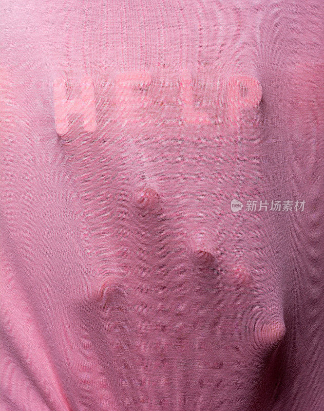 粉色t恤，里面有帮助和一只手