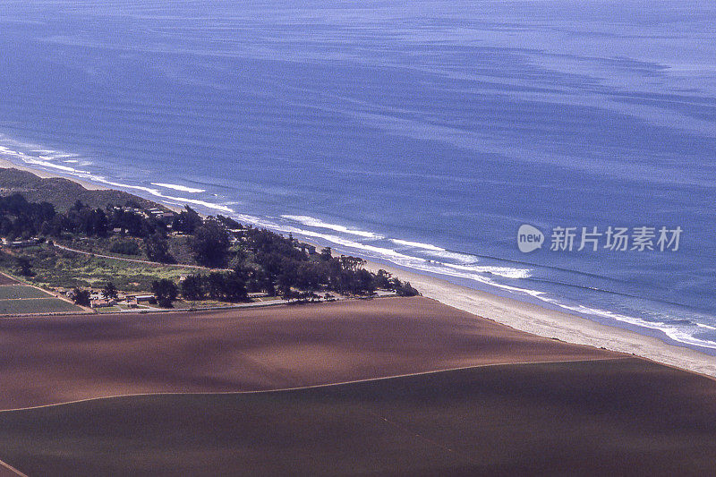 鸟瞰图与海洋背景的加利福尼亚海岸农场