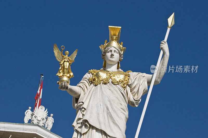 在维也纳的奥地利国会前的女神雅典娜雕像。
