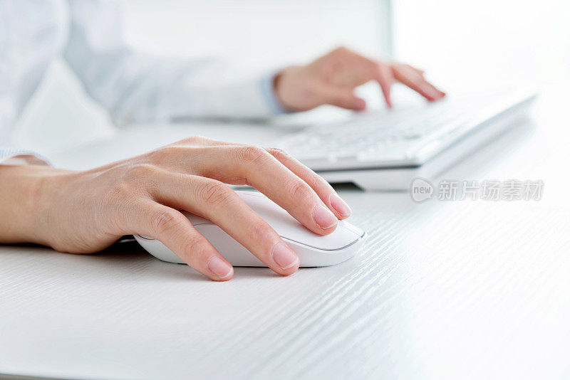 女商人手放在电脑键盘上