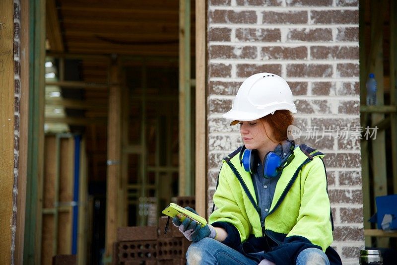 SYD112017女建筑工人在工作中休息