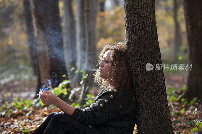 一个女人在树林里抽烟