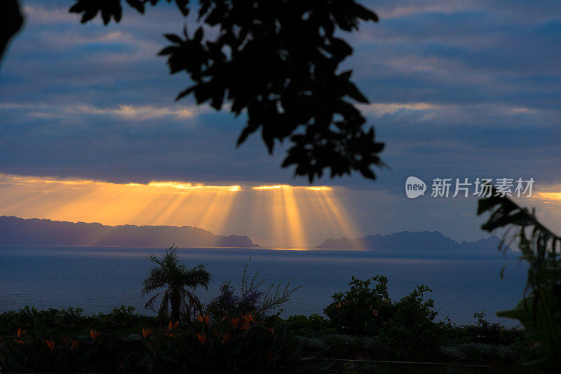 日出时太阳照射在海面上