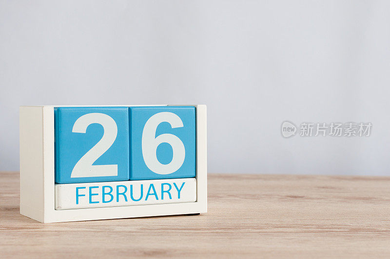 2月26日。月26日，日历以木桌为背景。冬天的时间。文本空白
