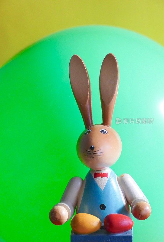 复活节兔子画的彩蛋是绿色的背景