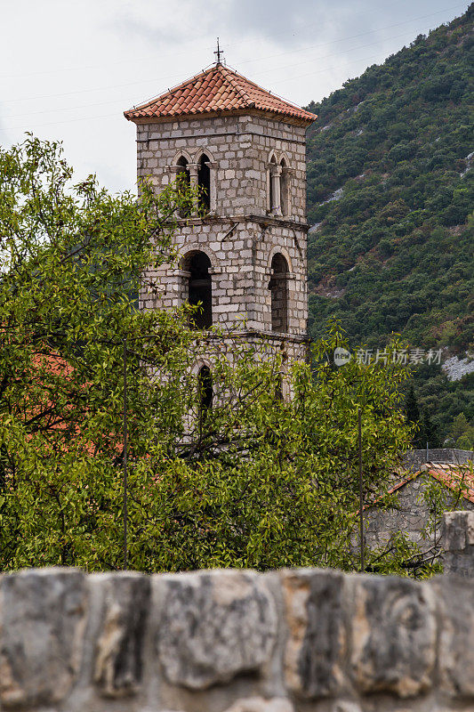 雄伟的城墙和塔楼横跨整个半岛，克罗地亚南部达尔马提亚佩列沙茨半岛上的斯通市