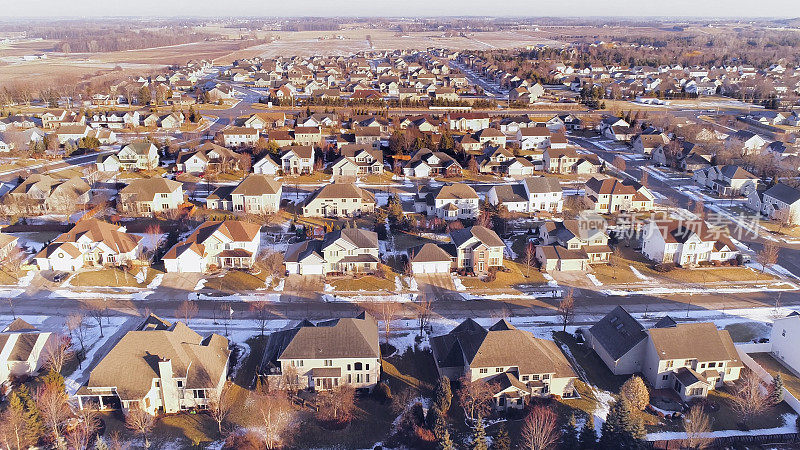 田园诗般的中上阶层社区在冬天，鸟瞰图。