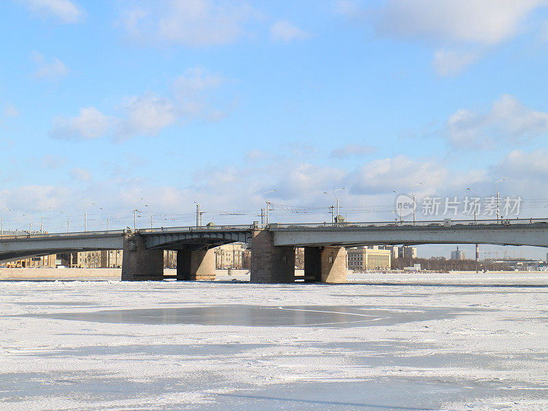 冰封的河上有一座吊桥