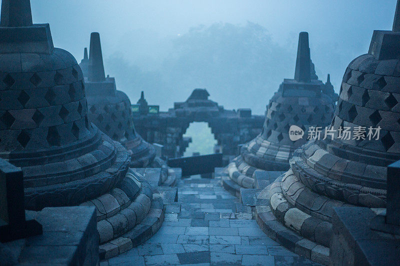 婆罗浮屠寺庙的日出，中爪哇，印度尼西亚