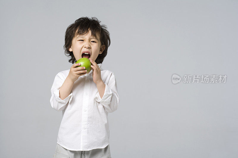 小男孩吃苹果