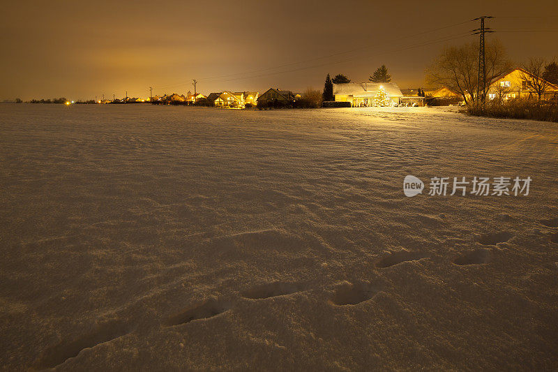 白雪覆盖的田野和圣诞村