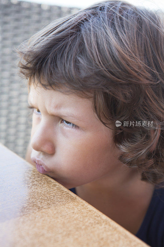 可爱的小男孩看起来和思考。