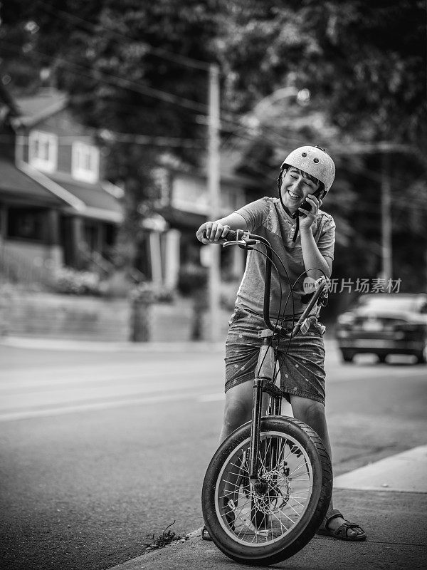 青少年骑自行车和使用手机