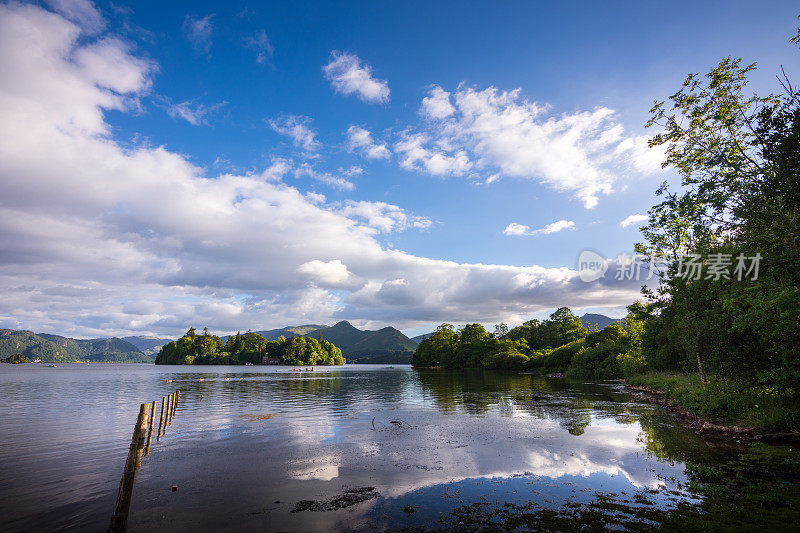 人们在英国Keswick附近的Derwentwater湖上划船