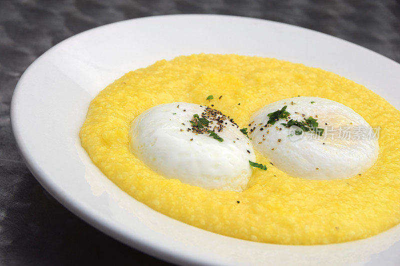 奶油黄色玉米粥配荷包蛋