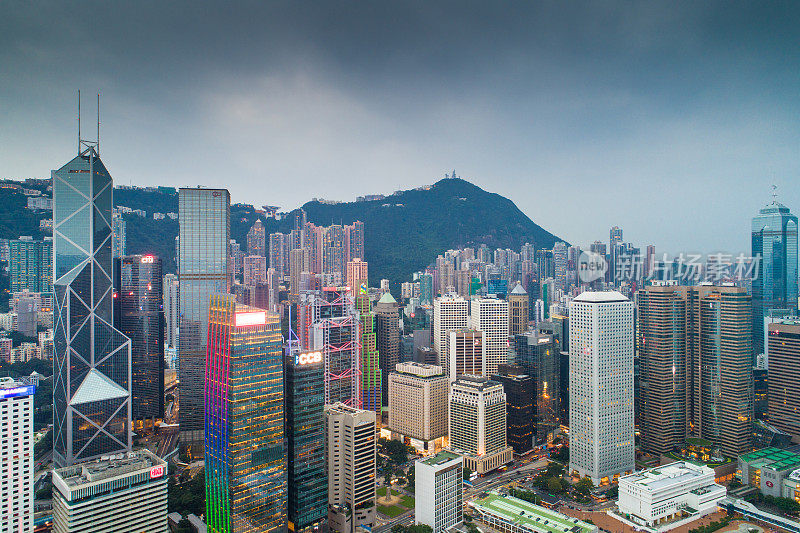 鸟瞰图的香港城市天际线和维多利亚港日落在中国