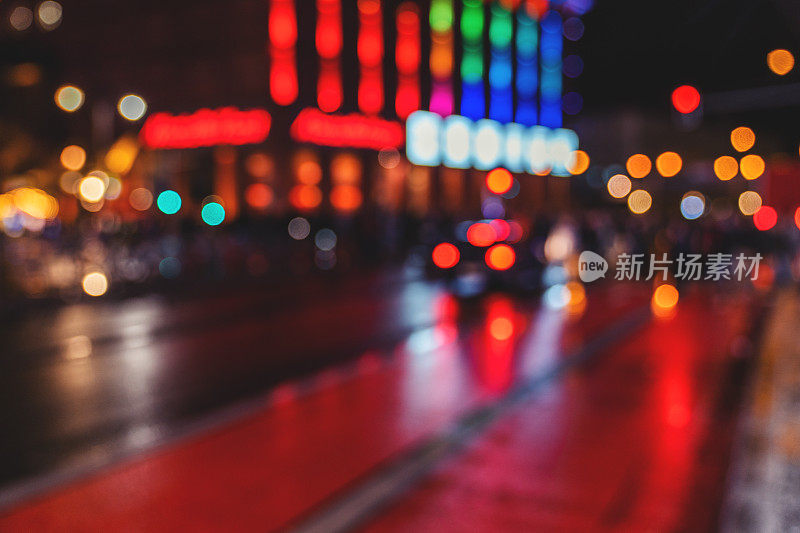 夜晚的城市场景。模糊的背景