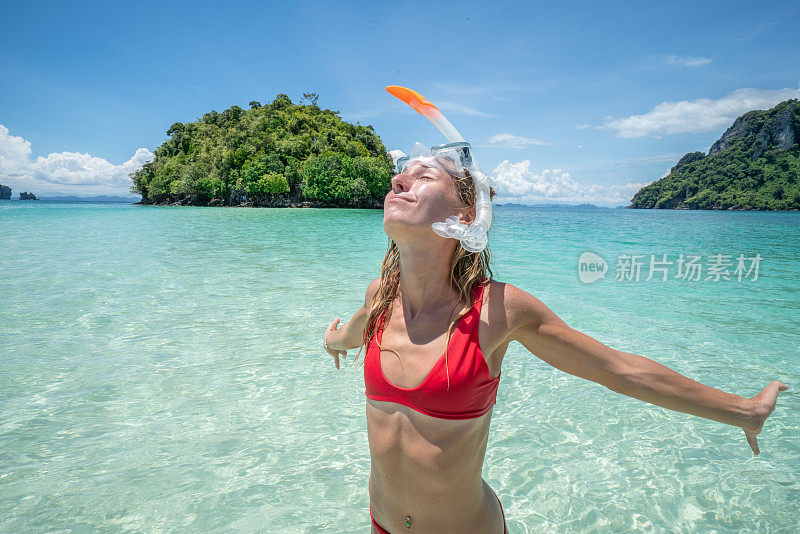 快乐的年轻女人在海滩度假探索热带岛屿