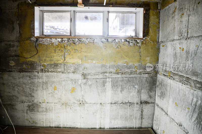 裸混凝土地下室墙住宅住宅水平窗户