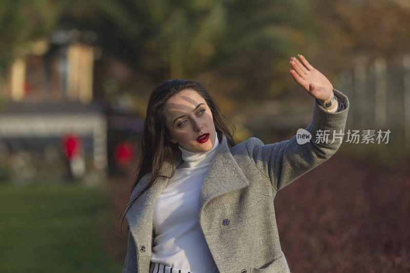 一名年轻的俄罗斯女子在土耳其伊斯坦布尔卡拉科伊街头摆造型