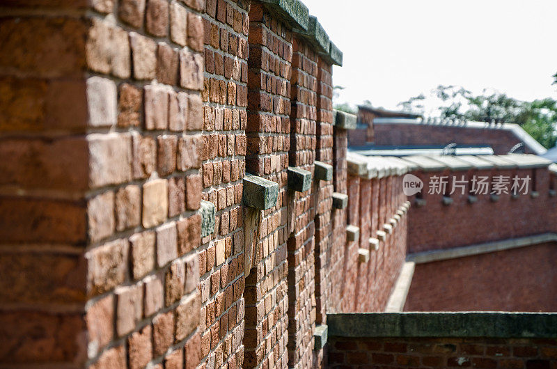 夏日里，波兰克拉科夫中世纪砖墙的近景