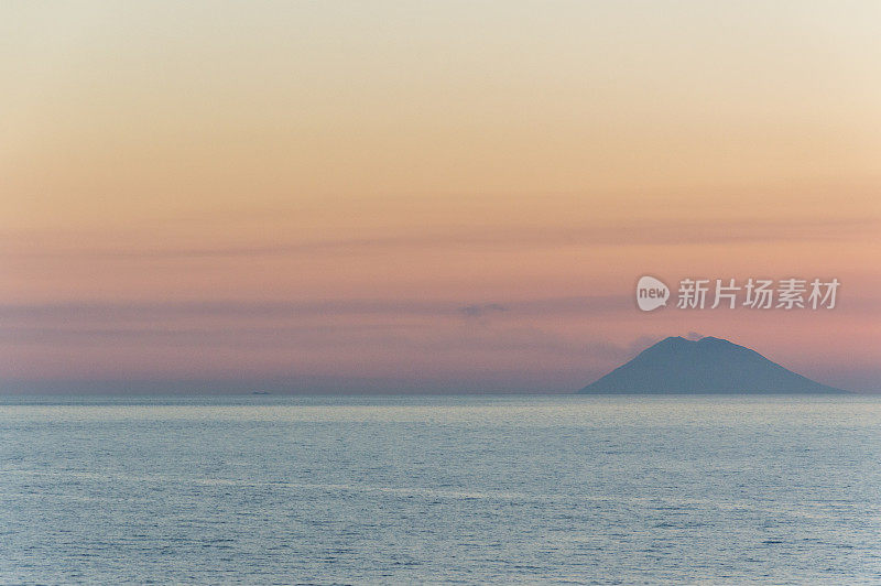 意大利卡拉布里亚的特罗佩亚火山岛上的日落