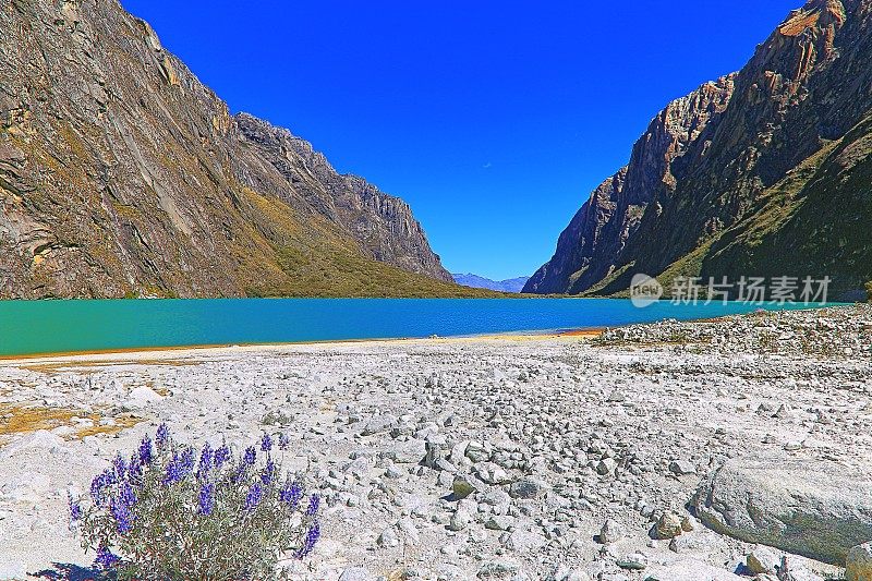 兰加努科湖，位于秘鲁安第斯山脉的布兰卡山脉