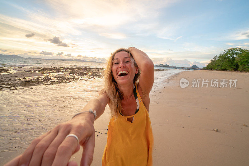 跟我来概念女人领先的男朋友在泰国田园海滩。人们旅行豪华度假目的地的概念