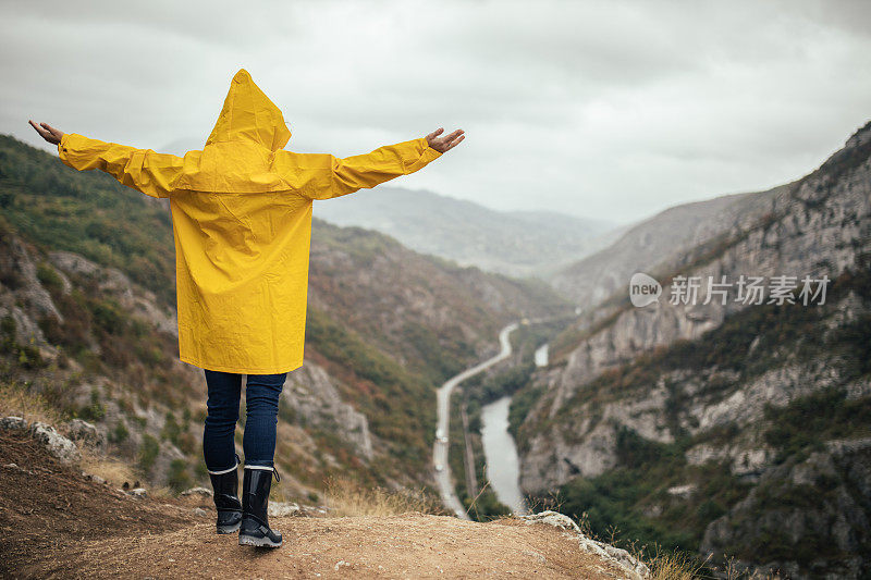 欣赏风景的徒步旅行者