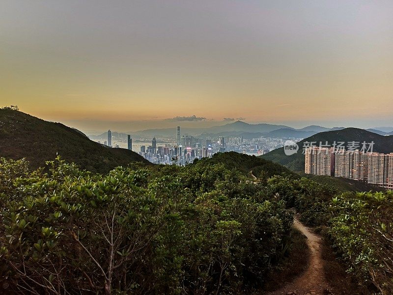 从紫罗兰山看黄昏的香港城市景观